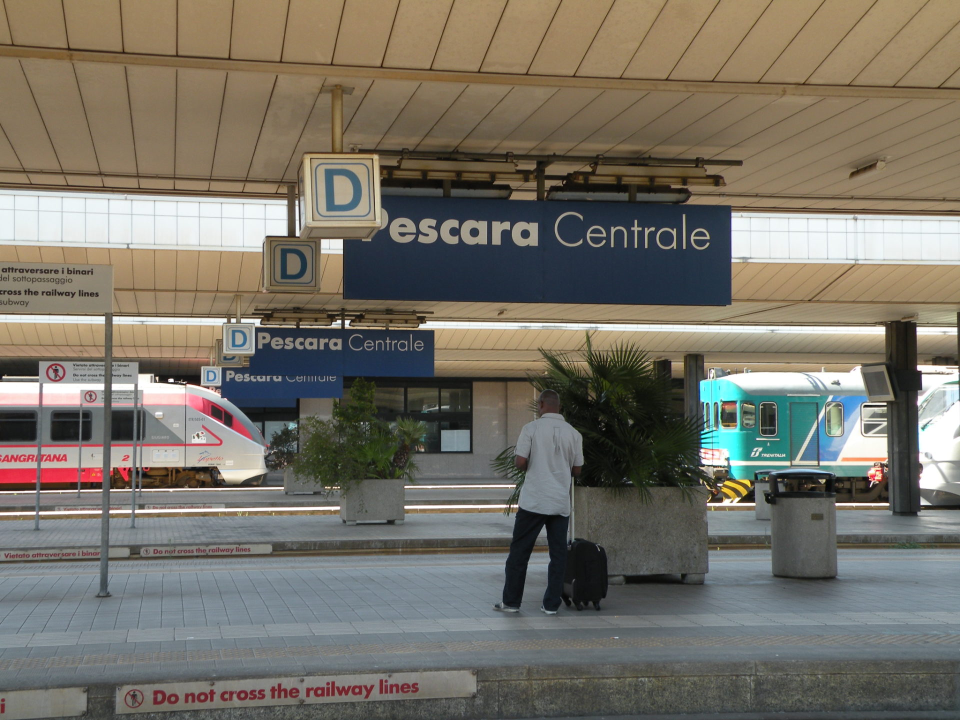 ペスカーラ駅、イタリア